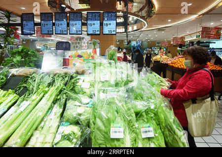 230411 -- HANGZHOU, 11. April 2023 -- Leute kaufen in einem Supermarkt in Hangzhou, Ostchinas Provinz Zhejiang, 11. April 2023. Die chinesischen Verbraucherpreise verzeichneten im März ein leichtes Wachstum, was offiziellen Daten zufolge in scharfem Gegensatz zur anhaltenden globalen Inflation steht. Der Verbraucherpreisindex des Landes, ein Hauptindikator für die Inflation, stieg im März um 0,7 Prozent gegenüber dem Vorjahr, sagte das National Bureau of Statistics NBS am Dienstag. Foto: /Xinhua CHINA-MARCH-CPI CN LongxWei PUBLICATIONxNOTxINxCHN Stockfoto