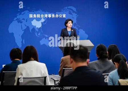 230412 -- PEKING, 12. April 2023 -- Zhu Fenglian, Sprecher des Taiwan Affairs Office des Staatsrats, spricht auf einer Pressekonferenz in Peking, der Hauptstadt Chinas, am 12. April 2023. CHINA-BEIJING-STATE COUNCIL-TAIWAN AFFAIRS-PRESS CONFERENCE CN CHENXYEHUA PUBLICATIONXNOTXINXCHN Stockfoto