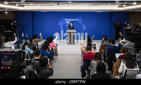 230412 -- PEKING, 12. April 2023 -- Zhu Fenglian, Sprecher des Taiwan Affairs Office des Staatsrats, gesteht in einer Frage-und-Antwort-Sitzung auf einer Pressekonferenz in Peking, Hauptstadt Chinas, am 12. April 2023. CHINA-BEIJING-STATE COUNCIL-TAIWAN AFFAIRS-PRESS CONFERENCE CN CHENXYEHUA PUBLICATIONXNOTXINXCHN Stockfoto