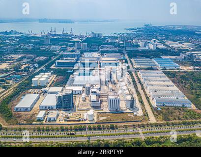 230412 -- HAIKOU, 12. April 2023 -- dieses Luftbild vom 26. Februar 2023 zeigt das Yangpu-Hafengebiet in der Yangpu Economic Development Zone in der südchinesischen Provinz Hainan. Xinhua Schlagzeilen: Fünf Jahre später beschleunigt China den Bau des Freihandelshafens PuxXiaoxu PUBLICATIONxNOTxINxCHN in Hainan Stockfoto