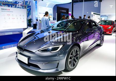 230411 -- HAIKOU, 11. April 2023 -- Ein Tesla-Auto wird auf der dritten China International Consumer Products Expo CICPE in Haikou, der Hauptstadt der südchinesischen Provinz Hainan, am 11. April 2023 ausgestellt. Grüne und kohlenstoffarme Produktions- und Verbrauchskonzepte finden sich in vielen Ausstellungsbereichen des dritten CICPE. CHINA-HAINAN-CICPE-GRÜN-KOHLENSTOFFARM CN FANXYUQING PUBLICATIONXNOTXINXCHN Stockfoto