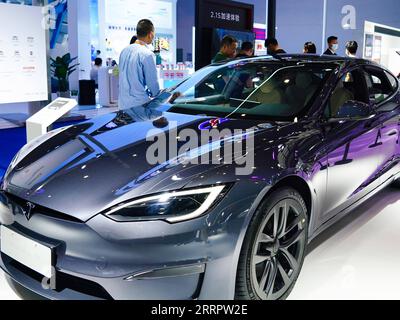 230411 -- HAIKOU, 11. April 2023 -- Ein Tesla-Auto wird auf der dritten China International Consumer Products Expo CICPE in Haikou, der Hauptstadt der südchinesischen Provinz Hainan, am 11. April 2023 ausgestellt. Grüne und kohlenstoffarme Produktions- und Verbrauchskonzepte finden sich in vielen Ausstellungsbereichen des dritten CICPE. CHINA-HAINAN-CICPE-GRÜN-KOHLENSTOFFARM CN FANXYUQING PUBLICATIONXNOTXINXCHN Stockfoto