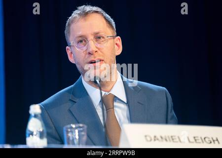 230413 -- WASHINGTON, 13. April 2023 -- Daniel Leigh, Leiter der Abteilung World Economic Studies in der Forschungsabteilung des Internationalen Währungsfonds IWF, spricht auf einer Pressekonferenz in Washington, D.C., USA, 11. April 2023. ZUM Interview: Geoökonomische Fragmentierung steigendes Risiko für globales Wachstum, sagt der offizielle IWF-Vertreter der USA, WASHINGTON, IWF, LiuxJie PUBLICATIONxNOTxINxCHN Stockfoto