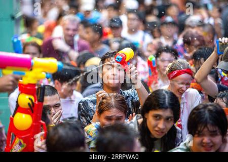 230413 -- BANGKOK, 13. April 2023 -- Menschen besuchen Wasserkampf, um das Songkran Festival in Bangkok, Thailand, 13. April 2023 zu feiern. Das Songkran Festival, das traditionelle thailändische Neujahrsfest, wird von Donnerstag bis Samstag gefeiert, bei dem die Menschen grüßen, indem sie Wasser aufeinander spritzen. THAILAND-BANGKOK-SONGKRAN FESTIVAL WangxTeng PUBLICATIONxNOTxINxCHN Stockfoto