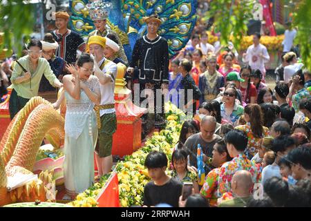 230413 -- BANGKOK, 13. April 2023 -- Menschen besuchen Wasserkampf, um das Songkran Festival in Bangkok, Thailand, 13. April 2023 zu feiern. Das Songkran Festival, das traditionelle thailändische Neujahrsfest, wird von Donnerstag bis Samstag gefeiert, bei dem die Menschen grüßen, indem sie Wasser aufeinander spritzen. Achen Sageamsak THAILAND-BANGKOK-SONGKRAN FESTIVAL WangxTeng PUBLICATIONxNOTxINxCHN Stockfoto