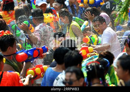 230413 -- BANGKOK, 13. April 2023 -- Menschen besuchen Wasserkampf, um das Songkran Festival in Bangkok, Thailand, 13. April 2023 zu feiern. Das Songkran Festival, das traditionelle thailändische Neujahrsfest, wird von Donnerstag bis Samstag gefeiert, bei dem die Menschen grüßen, indem sie Wasser aufeinander spritzen. Achen Sageamsak THAILAND-BANGKOK-SONGKRAN FESTIVAL WangxTeng PUBLICATIONxNOTxINxCHN Stockfoto