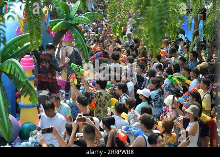 230413 -- BANGKOK, 13. April 2023 -- Menschen besuchen Wasserkampf, um das Songkran Festival in Bangkok, Thailand, 13. April 2023 zu feiern. Das Songkran Festival, das traditionelle thailändische Neujahrsfest, wird von Donnerstag bis Samstag gefeiert, bei dem die Menschen grüßen, indem sie Wasser aufeinander spritzen. Achen Sageamsak THAILAND-BANGKOK-SONGKRAN FESTIVAL WangxTeng PUBLICATIONxNOTxINxCHN Stockfoto