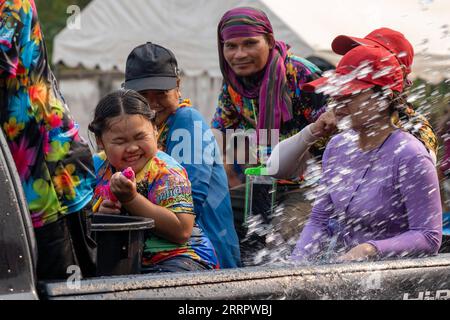 230413 -- NONG KHAI, 13. April 2023 -- Einheimische feiern das Songkran Festival in der Provinz Nong Khai, Thailand, 13. April 2023. Das Songkran Festival, das traditionelle thailändische Neujahrsfest, wird von Donnerstag bis Samstag gefeiert, bei dem die Menschen grüßen, indem sie Wasser aufeinander spritzen. THAILAND-NONG KHAI-SONGKRAN FESTIVAL LinxHao PUBLICATIONxNOTxINxCHN Stockfoto