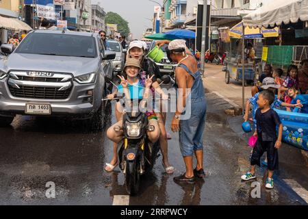 230413 -- NONG KHAI, 13. April 2023 -- Einheimische feiern das Songkran Festival in der Provinz Nong Khai, Thailand, 13. April 2023. Das Songkran Festival, das traditionelle thailändische Neujahrsfest, wird von Donnerstag bis Samstag gefeiert, bei dem die Menschen grüßen, indem sie Wasser aufeinander spritzen. THAILAND-NONG KHAI-SONGKRAN FESTIVAL LinxHao PUBLICATIONxNOTxINxCHN Stockfoto