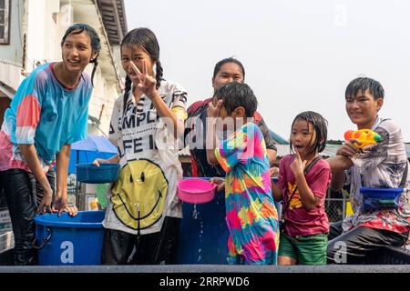 230413 -- NONG KHAI, 13. April 2023 -- Einheimische feiern das Songkran Festival in der Provinz Nong Khai, Thailand, 13. April 2023. Das Songkran Festival, das traditionelle thailändische Neujahrsfest, wird von Donnerstag bis Samstag gefeiert, bei dem die Menschen grüßen, indem sie Wasser aufeinander spritzen. THAILAND-NONG KHAI-SONGKRAN FESTIVAL LinxHao PUBLICATIONxNOTxINxCHN Stockfoto