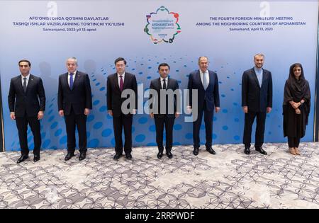 230414 -- SAMARKAND, 14. April 2023 -- der chinesische Staatsrat und Außenminister Qin Gang nimmt am vierten Außenministertreffen der Nachbarländer Afghanistans in Samarkand, Usbekistan, am 13. April 2023 Teil. Den Vorsitz führte der amtierende Außenminister Usbekistans Bakhtiyor Saidov, an dem der russische Außenminister Sergej Lawrow, der iranische Außenminister Hossein Amir-Abdollahian, der tadschikische Außenminister Sirojiddin Muhriddin, der erste stellvertretende Außenminister Turkmenistans, Vepa Hajiyev, teilnahmen. und Pakistans Staatsministerin für auswärtige Angelegenheiten Hina Rabbani Khar. Stockfoto