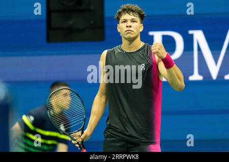 Ben Shelton aus den USA reagiert während der Halbfinalrunde gegen Novak Djokovic aus Serbien bei den US Open Championships im Billie Jean King Tennis Center in New York am 8. September 2023 Stockfoto