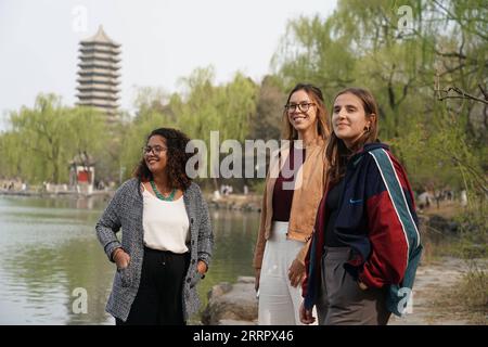 230415 -- PEKING, 15. April 2023 -- Rafaela L, Manuela C und Maria posieren für ein Foto in der Nähe des Weiming-Sees der Peking-Universität in Peking, Hauptstadt von China, 31. März 2023. Maria Eduarda Variani, Rafaela Viana dos Santos, Manuela Boiteux Pestana und Marco Andre Rocha Germano sind brasilianische Studenten, die im Master of China Studies an der Yenching Academy der Peking University in China studieren. Die vier interessieren sich seit ihrer Jugend für die chinesische Kultur. Nach der Ankunft in Peking sind sie beeindruckt von dem tiefgreifenden kulturellen Erbe der chinesischen Hauptstadt Stockfoto