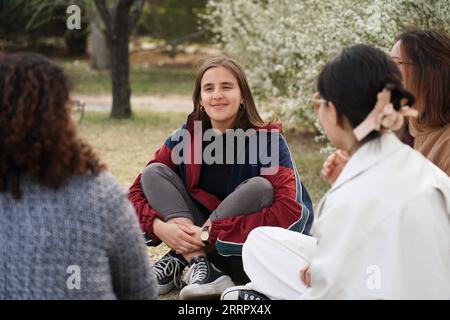 230415 -- PEKING, 15. April 2023 -- Maria 2. L chats mit Schulkollegen an der Peking Universität in Peking, Hauptstadt von China, 31. März 2023. Maria Eduarda Variani, Rafaela Viana dos Santos, Manuela Boiteux Pestana und Marco Andre Rocha Germano sind brasilianische Studenten, die im Master of China Studies an der Yenching Academy der Peking University in China studieren. Die vier interessieren sich seit ihrer Jugend für die chinesische Kultur. Nach der Ankunft in Peking sind sie beeindruckt von dem tiefgreifenden kulturellen Erbe der chinesischen Hauptstadt, den praktischen öffentlichen Dienstleistungen und den fabelhaften Städten Stockfoto