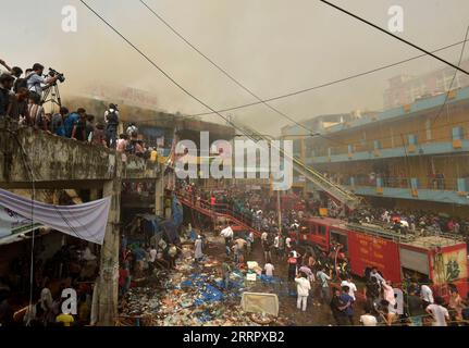 230415 -- DHAKA, 15. April 2023 -- Menschen versammeln sich in der Nähe des Ortes, an dem ein massiver Brand auf einem beliebten Bekleidungsmarkt in Dhaka, Bangladesch, am 15. April 2023 ausbrach. Das Feuer brach hier am Samstagmorgen aus. Ershad Hossain, leitender Offizier des Feuerwehr- und Zivilverteidigungshauptquartiers, sagte Xinhua, dass 30 Feuerwehrfahrzeuge das Feuer im großen New Super Market der Stadt bekämpften. BANGLADESCH-DHAKA-MARKET-FIRE Salim PUBLICATIONxNOTxINxCHN Stockfoto