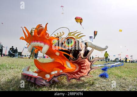 News Bilder des Tages 230415 -- WEIFANG, 15. April 2023 -- Ein drachenförmiger Drachen wird während des 40. Weifang International Kite Festivals in Weifang, Ostchinas Provinz Shandong, am 15. April 2023 abgebildet. Der Drachenfliegerwettbewerb des 40. Internationalen Kite Festivals in Weifang startete hier am Samstag. CHINA-SHANDONG-WEIFANG-KITE FESTIVAL CN LIXZIHENG PUBLICATIONXNOTXINXCHN Stockfoto