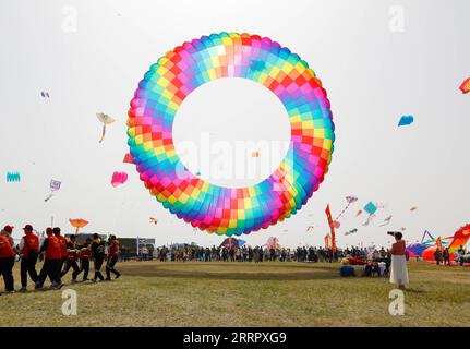 230415 -- WEIFANG, 15. April 2023 -- Teilnehmer nehmen am 40. Internationalen Kite-Festival in Weifang, Ostchinas Provinz Shandong, am 15. April 2023 an einem Drachenfliegerwettbewerb Teil. Der Drachenfliegerwettbewerb des 40. Internationalen Kite Festivals in Weifang startete hier am Samstag. Foto von /Xinhua CHINA-SHANDONG-WEIFANG-KITE FESTIVAL CN SunxShubao PUBLICATIONxNOTxINxCHN Stockfoto