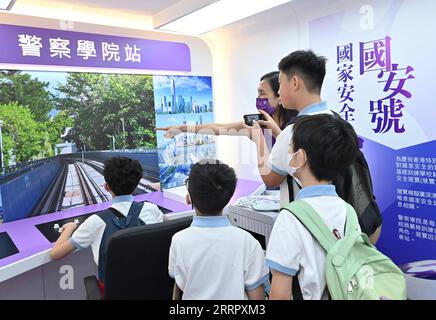 230416 -- HONG KONG, 16. April 2023 -- Studenten besuchen eine Ausstellung über nationale Sicherheit während einer Open-Day-Veranstaltung im Hong Kong Police College, Süd-China's Hong Kong, 15. April 2023. Chinas Sonderverwaltungsregion Hongkong HKSAR hat am Samstag eine Reihe von Aktivitäten zum jährlichen Tag der nationalen Sicherheitsbildung unter dem Thema nationale Sicherheit, Grundlage von Stabilität und Wohlstand durchgeführt. /Handout über Xinhua CHINA-HONG KONG-NATIONAL SECURITY EDUCATION DAY CN InformationxServicesxDepartmentxofxthexGovernmentxofxthexHKSAR PUBLICATIONxNOTxINxCHN Stockfoto