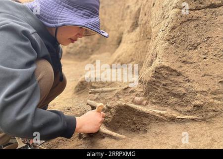 230416 -- NANJING, 16. April 2023 -- Ein Mitarbeiter arbeitet am 13. April 2023 am Reliquienstandort Sanxingcun im Bezirk Jintan in Changzhou, der ostchinesischen Provinz Jiangsu. Eine zweite Ausgrabung wurde am Samstag an einer neolithischen Stelle in der ostchinesischen Provinz Jiangsu gestartet, drei Jahrzehnte nach der ersten, die mehr als 4.000 Objekte freilegte. CHINA-JIANGSU-CHANGZHOU-SANXINGCUN-ARCHÄOLOGISCHE AUSGRABUNG CN ZHUXGUOLIANG PUBLICATIONXNOTXINXCHN Stockfoto