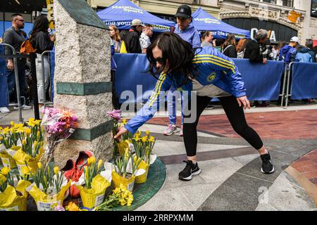 Nachrichten Themen der Woche KW15 230416 -- BOSTON, 16. April 2023 -- Eine Frau legt Blumen an die Gedenkstätte der Boston Marathon Bombenanschläge in Boston, USA, am 15. April 2023. Am 15. April 2023 jährt sich der 10-jährige Jahrestag der Bombenangriffe auf den Boston Marathon im Jahr 2013. Am 15. April 2013 starben zwei Bomben in der Nähe der Ziellinie des Boston Marathons, wobei drei Menschen getötet und mehr als 260 weitere verletzt wurden. Foto von Julian Zhu/Xinhua US-BOSTON-MARATHON-BOMBENANSCHLÄGE-JAHRESTAG Ziyu PUBLICATIONxNOTxINxCHN Stockfoto