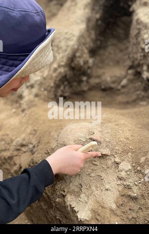 230416 -- NANJING, 16. April 2023 -- Ein Mitarbeiter arbeitet am 13. April 2023 am Reliquienstandort Sanxingcun im Bezirk Jintan in Changzhou, der ostchinesischen Provinz Jiangsu. Eine zweite Ausgrabung wurde am Samstag an einer neolithischen Stelle in der ostchinesischen Provinz Jiangsu gestartet, drei Jahrzehnte nach der ersten, die mehr als 4.000 Objekte freilegte. CHINA-JIANGSU-CHANGZHOU-SANXINGCUN-ARCHÄOLOGISCHE AUSGRABUNG CN ZHUXGUOLIANG PUBLICATIONXNOTXINXCHN Stockfoto