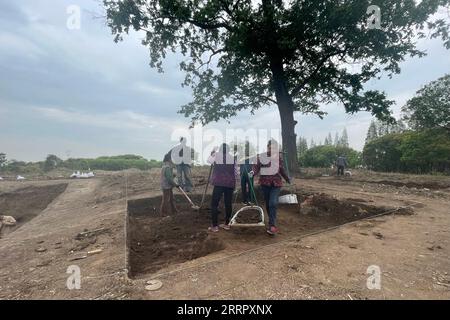 230416 -- NANJING, 16. April 2023 -- dieses Foto, das am 13. April 2023 aufgenommen wurde, zeigt die Reliquienstätte Sanxingcun im Bezirk Jintan von Changzhou, der ostchinesischen Provinz Jiangsu. Eine zweite Ausgrabung wurde am Samstag an einer neolithischen Stelle in der ostchinesischen Provinz Jiangsu gestartet, drei Jahrzehnte nach der ersten, die mehr als 4.000 Objekte freilegte. CHINA-JIANGSU-CHANGZHOU-SANXINGCUN-ARCHÄOLOGISCHE AUSGRABUNG CN ZHUXGUOLIANG PUBLICATIONXNOTXINXCHN Stockfoto