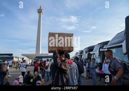 230417 -- JAKARTA, 17. April 2023 -- Menschen tragen Habseligkeiten, um an Bord von kostenlosen Bussen zu ihren Heimatorten in Jakarta, Indonesien, 17. April 2023. Indonesien steht vor der Heimkehrsaison, wenn Menschen aus Städten in ihre jeweiligen Heimatorte zurückkehren, um Eid mit ihren Familien zu feiern. INDONESIA-JAKARTA-EID AL-FITR-HOMEBOUND TRIPS ZULKARNAIN PUBLICATIONXNOTXINXCHN Stockfoto