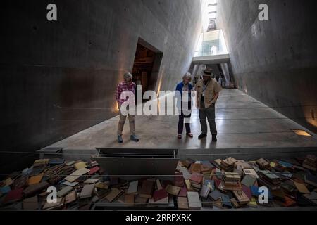 230417 -- JERUSALEM, 17. April 2023 -- Menschen besuchen Yad Vashem, Israels offizielle Holocaust-Gedenkstätte, am 16. April 2023 in Jerusalem. Am Montag und Dienstag wird Israels jährlicher Holocaust-Gedenktag gefeiert. MIDEAST-JERUSALEM-HOLOCAUST-GEDENKEN-YAD VASHEM CHENXJUNQING PUBLICATIONXNOTXINXCHN Stockfoto
