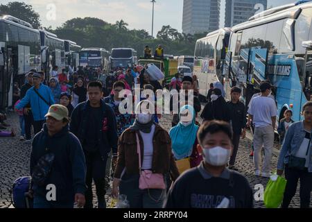 230417 -- JAKARTA, 17. April 2023 -- Menschen tragen Habseligkeiten, um an Bord von kostenlosen Bussen zu ihren Heimatorten in Jakarta, Indonesien, 17. April 2023. Indonesien steht vor der Heimkehrsaison, wenn Menschen aus Städten in ihre jeweiligen Heimatorte zurückkehren, um Eid mit ihren Familien zu feiern. INDONESIA-JAKARTA-EID AL-FITR-HOMEBOUND TRIPS ZULKARNAIN PUBLICATIONXNOTXINXCHN Stockfoto