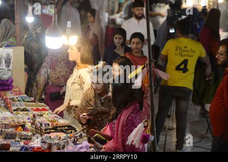 230417 -- ISLAMABAD, 17. April 2023 -- Menschen kaufen auf einem temporären Markt ein, der für das muslimische Festival Eid al-Fitr in Islamabad, der Hauptstadt Pakistans, am 16. April 2023 gebaut wurde. Nur noch wenige Tage bis zum muslimischen Festival Eid al-Fitr gibt es auf den pakistanischen Märkten und Einkaufszentren begeisterte Käufer, vor allem Frauen und Kinder, die extravagant verbringen, während sie in eine festliche Stimmung kommen, um den bevorstehenden besonderen Anlass zu feiern. PAKISTAN-ISLAMABAD-EID AL-FITR-SHOPPING AHMADXKAMAL PUBLICATIONXNOTXINXCHN Stockfoto