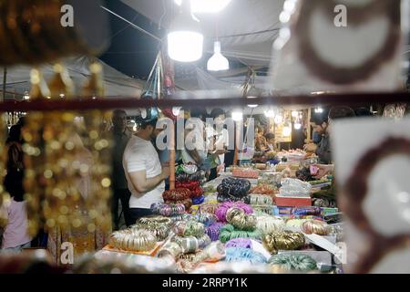 230417 -- ISLAMABAD, 17. April 2023 -- Menschen kaufen auf einem temporären Markt ein, der für das muslimische Festival Eid al-Fitr in Islamabad, der Hauptstadt Pakistans, am 16. April 2023 gebaut wurde. Nur noch wenige Tage bis zum muslimischen Festival Eid al-Fitr gibt es auf den pakistanischen Märkten und Einkaufszentren begeisterte Käufer, vor allem Frauen und Kinder, die extravagant verbringen, während sie in eine festliche Stimmung kommen, um den bevorstehenden besonderen Anlass zu feiern. PAKISTAN-ISLAMABAD-EID AL-FITR-SHOPPING AHMADXKAMAL PUBLICATIONXNOTXINXCHN Stockfoto