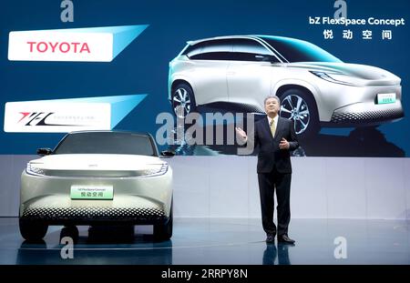 230418 -- SHANGHAI, 18. April 2023 -- Eine Veröffentlichungsveranstaltung von Toyota BZ FlexSpace Concept findet auf der 20. Shanghai International Automobile Industry Exhibition in Shanghai, Ostchina, 18. April 2023 statt. Die 20. Internationale Ausstellung der Automobilbranche in Shanghai begann am Dienstag im National Exhibition and Convention Center Shanghai. Die Ausstellung, auch bekannt als Auto Shanghai 2023, ist die erste internationale Automobilausstellung der A-Klasse in China, seit das Land seine COVID-19-Reaktion angepasst hat. Mit 13 Indoor-Messehallen verfügt es über eine Ausstellungsfläche von mehr als 360.000 Quadratmetern. Stockfoto