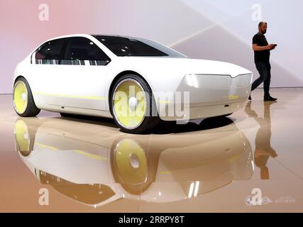 230418 -- SHANGHAI, 18. April 2023 -- Ein BMW Concept Car wird auf der 20. Shanghai International Automobile Industry Exhibition in Shanghai, Ostchina, am 18. April 2023 ausgestellt. Die 20. Internationale Ausstellung der Automobilbranche in Shanghai begann am Dienstag im National Exhibition and Convention Center Shanghai. Die Ausstellung, auch bekannt als Auto Shanghai 2023, ist die erste internationale Automobilausstellung der A-Klasse in China, seit das Land seine COVID-19-Reaktion angepasst hat. Mit 13 Indoor-Messehallen verfügt es über eine Ausstellungsfläche von mehr als 360.000 Quadratmetern. Laut Veranstalter Stockfoto