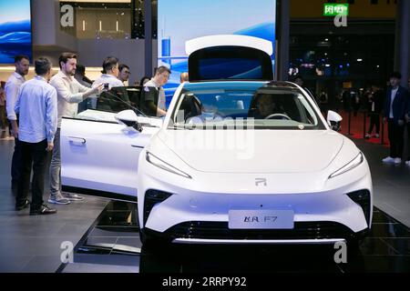 230418 -- SHANGHAI, 18. April 2023 -- Ein Rising Auto F7 wird auf der 20. Shanghai International Automobile Industry Exhibition in Shanghai, Ostchina, 18. April 2023 ausgestellt. Die 20. Internationale Ausstellung der Automobilbranche in Shanghai begann am Dienstag im National Exhibition and Convention Center Shanghai. Die Ausstellung, auch bekannt als Auto Shanghai 2023, ist die erste internationale Automobilausstellung der A-Klasse in China, seit das Land seine COVID-19-Reaktion angepasst hat. Mit 13 Indoor-Messehallen verfügt es über eine Ausstellungsfläche von mehr als 360.000 Quadratmetern. Laut Organisator Stockfoto