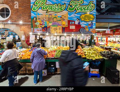 230418 -- TORONTO, 18. April 2023 -- Kunden kaufen am 18. April 2023 auf einem Markt in Toronto, Kanada ein. Der Verbraucherpreisindex Kanadas stieg im März um 4,3 Prozent gegenüber dem Vorjahr, nachdem er im Februar um 5,2 Prozent gestiegen war. Dies war der geringste Anstieg seit August 2021, sagte Statistics Canada am Dienstag. Foto: /Xinhua CANADA-TORONTO-CPI-RISE ZouxZheng PUBLICATIONxNOTxINxCHN Stockfoto