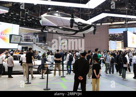 230419 -- SHANGHAI, 19. April 2023 -- ein XPeng X2 Flugauto wird auf der 20. Shanghai International Automobile Industry Exhibition im ostchinesischen Shanghai am 18. April 2023 ausgestellt. Die 20. Internationale Ausstellung der Automobilbranche in Shanghai startete am Dienstag im National Exhibition and Convention Center Shanghai, wo viele Automobilhersteller ihre neuen, energieeffizienten und intelligent vernetzten Fahrzeuge unter dem grünen und kohlenstoffarmen Verbrauchstrend präsentieren. CHINA-SHANGHAI-AUTO-SHOW CN XinxMengchen PUBLICATIONxNOTxINxCHN Stockfoto