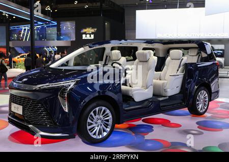 230419 -- SHANGHAI, 19. April 2023 -- A Buick Century wird auf der 20. Shanghai International Automobile Industry Exhibition im ostchinesischen Shanghai, 18. April 2023, ausgestellt. Die 20. Internationale Ausstellung der Automobilbranche in Shanghai startete am Dienstag im National Exhibition and Convention Center Shanghai, wo viele Automobilhersteller ihre neuen, energieeffizienten und intelligent vernetzten Fahrzeuge unter dem grünen und kohlenstoffarmen Verbrauchstrend präsentieren. CHINA-SHANGHAI-AUTO-SHOW CN XinxMengchen PUBLICATIONxNOTxINxCHN Stockfoto