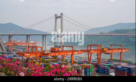 230421 -- CHONGQING, 21. April 2023 -- dieses Foto, das am 20. April 2023 aufgenommen wurde, zeigt einen Blick auf den Hafen von Guoyuan im südwestchinesischen Chongqing. Der Hafen von Guoyuan, der größte Hafen am Oberlauf des Yangtze, hat sich zu einem wichtigen Verkehrsknotenpunkt für mehrere Verkehrsträger entwickelt. Statistiken zeigen, dass der Frachtumschlag im Hafen von Guoyuan im ersten Quartal 2023 6,19 Millionen Tonnen erreichte, was einem Anstieg von 9,9 Prozent gegenüber dem Vorjahr entspricht. CHINA-CHONGQING-GUOYUAN PORT-THROUGHPUT CN LIXQIANLEI PUBLICATIONXNOTXINXCHN Stockfoto