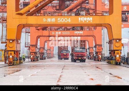 230421 -- CHONGQING, 21. April 2023 -- Container werden per LKW am Guoyuan Hafen im südwestchinesischen Chongqing, 20. April 2023 transportiert. Der Hafen von Guoyuan, der größte Hafen am Oberlauf des Yangtze, hat sich zu einem wichtigen Verkehrsknotenpunkt für mehrere Verkehrsträger entwickelt. Statistiken zeigen, dass der Frachtumschlag im Hafen von Guoyuan im ersten Quartal 2023 6,19 Millionen Tonnen erreichte, was einem Anstieg von 9,9 Prozent gegenüber dem Vorjahr entspricht. CHINA-CHONGQING-GUOYUAN-HAFENDURCHSATZ CN TANGXYI PUBLICATIONXNOTXINXCHN Stockfoto