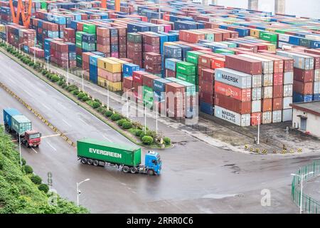 230421 -- CHONGQING, 21. April 2023 -- Container werden per LKW am Guoyuan Hafen im südwestchinesischen Chongqing, 20. April 2023 transportiert. Der Hafen von Guoyuan, der größte Hafen am Oberlauf des Yangtze, hat sich zu einem wichtigen Verkehrsknotenpunkt für mehrere Verkehrsträger entwickelt. Statistiken zeigen, dass der Frachtumschlag im Hafen von Guoyuan im ersten Quartal 2023 6,19 Millionen Tonnen erreichte, was einem Anstieg von 9,9 Prozent gegenüber dem Vorjahr entspricht. CHINA-CHONGQING-GUOYUAN-HAFENDURCHSATZ CN TANGXYI PUBLICATIONXNOTXINXCHN Stockfoto