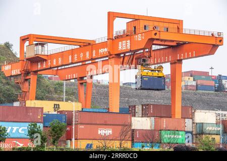 230421 -- CHONGQING, 21. April 2023 -- Ein Kran hebt einen Transportcontainer am Guoyuan Hafen im südwestchinesischen Chongqing, 20. April 2023. Der Hafen von Guoyuan, der größte Hafen am Oberlauf des Yangtze, hat sich zu einem wichtigen Verkehrsknotenpunkt für mehrere Verkehrsträger entwickelt. Statistiken zeigen, dass der Frachtumschlag im Hafen von Guoyuan im ersten Quartal 2023 6,19 Millionen Tonnen erreichte, was einem Anstieg von 9,9 Prozent gegenüber dem Vorjahr entspricht. CHINA-CHONGQING-GUOYUAN-HAFENDURCHSATZ CN TANGXYI PUBLICATIONXNOTXINXCHN Stockfoto