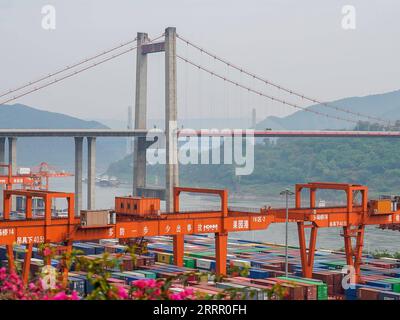 230421 -- CHONGQING, 21. April 2023 -- dieses Foto, das am 20. April 2023 aufgenommen wurde, zeigt einen Blick auf den Hafen von Guoyuan im südwestchinesischen Chongqing. Der Hafen von Guoyuan, der größte Hafen am Oberlauf des Yangtze, hat sich zu einem wichtigen Verkehrsknotenpunkt für mehrere Verkehrsträger entwickelt. Statistiken zeigen, dass der Frachtumschlag im Hafen von Guoyuan im ersten Quartal 2023 6,19 Millionen Tonnen erreichte, was einem Anstieg von 9,9 Prozent gegenüber dem Vorjahr entspricht. CHINA-CHONGQING-GUOYUAN PORT-THROUGHPUT CN LIXQIANLEI PUBLICATIONXNOTXINXCHN Stockfoto