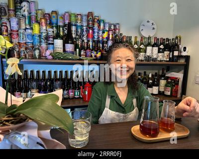 230421 -- CHONGQING, 21. April 2023 -- Lei Shanpeng, ein 69-jähriger Barista, serviert Kunden in der südwestchinesischen Gemeinde Chongqing am 20. April 2023 einen Kaffee zum Übergießen. MIT in ganz China: Älterer Barista erfreut junge Gäste mit aromatischem Kaffee CHINA-CHONGQING-ÄLTERER BARISTA CN ChenxQingbing PUBLICATIONxNOTxINxCHN Stockfoto