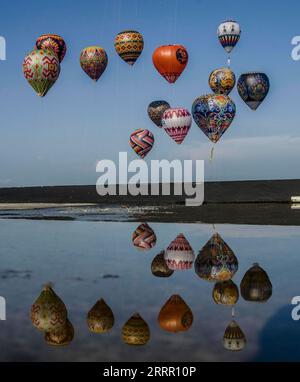 230423 -- WONOSOBO, 23. April 2023 -- Heißluftballons werden während eines Ballonfestivals auf dem Eid al-Fitr-Feiertag im Ronggolawe Stadion in Wonosobo, Zentral-Java, Indonesien, am 23. April 2023 veröffentlicht. Foto: /Xinhua INDONESIA-WONOSOBO-BALLON FESTIVAL-EID AL-FITR AgungxSupriyanto PUBLICATIONxNOTxINxCHN Stockfoto