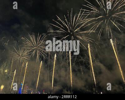 230423 -- DOHA, 23. April 2023 -- Feuerwerk erleuchtet den Himmel, um die Eid Al-Fitr in Doha, Katar, am 22. April 2023 zu feiern. EID al-Fitr markiert das Ende des islamischen Fastenmonats Ramadan. Foto von Renee/Xinhua QATAR-DOHA-FIREWORK-EID AL-FITR WangxQiang PUBLICATIONxNOTxINxCHN Stockfoto