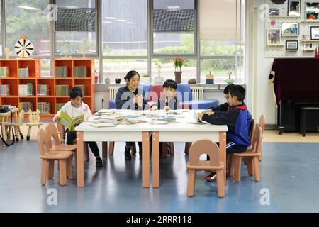 230423 -- HANGZHOU, 23. April 2023 -- Sehbehinderte Kinder lesen Braille-Bücher in der China Braille Library in Peking, Hauptstadt von China, 20. April 2023. Xinhua-Schlagzeilen: Digital-Tech-Abbruch Lesebarrieren für sehbehinderte CaixYang PUBLICATIONxNOTxINxCHN Stockfoto