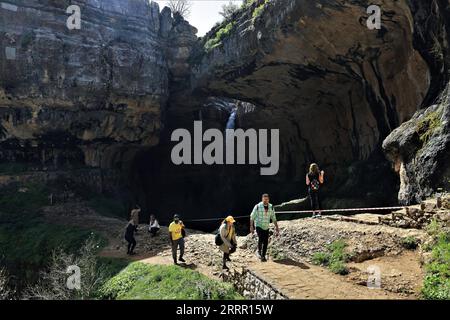 230424 -- BEIRUT, 24. April 2023 -- Menschen wandern in Baatara Schlagloch im Dorf Balaa, Batroun Bezirk, Libanon, 23. April 2023. Baatara pothole, auch bekannt als Balaa Gorge, befindet sich im Dorf Balaa in Tannourine im Distrikt Batroun im Libanon. LIBANON-BATROUN-BEZIRK-NATUR-WANDERN LiuxZongya PUBLICATIONxNOTxINxCHN Stockfoto