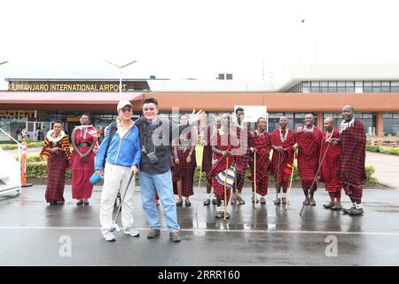 230423 -- dar es SALAAM, 23. April 2023 -- Chinesische Touristen posieren am 22. April 2023 auf dem internationalen Flughafen Kilimandscharo in der Region Kilimandscharo in Tansania für ein Foto mit Einheimischen. Eine Gruppe von 28 chinesischen Touristen an Bord der Ethiopian Airlines landete am Samstagnachmittag am Kilimandscharo International Airport KIA, der sich im Bezirk Hai in der Region Kilimandscharo in Tansania befindet. Sie sind die erste Gruppe von Touristen aus China nach der Pandemie nach Tansania, einer der weltweit führenden Touristenattraktionen. UM MIT Tansania ZU GEHEN erhält die erste Menge chinesischer Touristen nach Pandemie Photo by Stockfoto