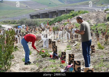 230423 -- HATAY, 23. April 2023 -- Menschen trauern um ihre Verwandten, die am 6. Februar auf einem Friedhof in Antakya, Provinz Hatay, T¹rkiye, am 23. April 2023 bei einem Erdbeben ums Leben kamen. Bei der Ankunft von Eid al-Fitr besuchten viele Bewohner von Antakya Friedhöfe, um um um ihre Verwandten zu trauern, die bei dem Erdbeben getötet wurden. Foto: /Xinhua TRKIYE-HATAY-EID AL-FITR-CEMETERY MustafaxKaya PUBLICATIONxNOTxINxCHN Stockfoto