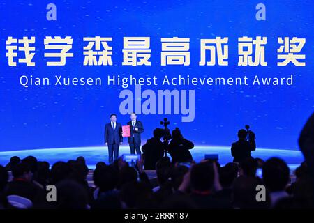 230424 -- HEFEI, 24. April 2023 -- Zhou Jianping, Akademiker der Chinesischen Akademie der Ingenieurwissenschaften und Chefdesigner des chinesischen bemannten Weltraumprogramms, wird am 24. April 2023 in Hefei, der ostchinesischen Provinz Anhui, mit dem Qian Xuesen Highest Achievement Award ausgezeichnet. China feierte seinen Weltraumtag in diesem Jahr am Montag mit einer Reihe von Aktivitäten und Veranstaltungen. Am Montag fand in Hefei, der Hauptstadt der ostchinesischen Provinz Anhui, eine Eröffnungszeremonie des Weltraumtages statt. In diesem Jahr stand das Thema „Dinge untersuchen, um Wissen zu erweitern und den Himmel zu erkunden“. Etwa 1.200 Gäste aus über 40 Ländern sind es Stockfoto